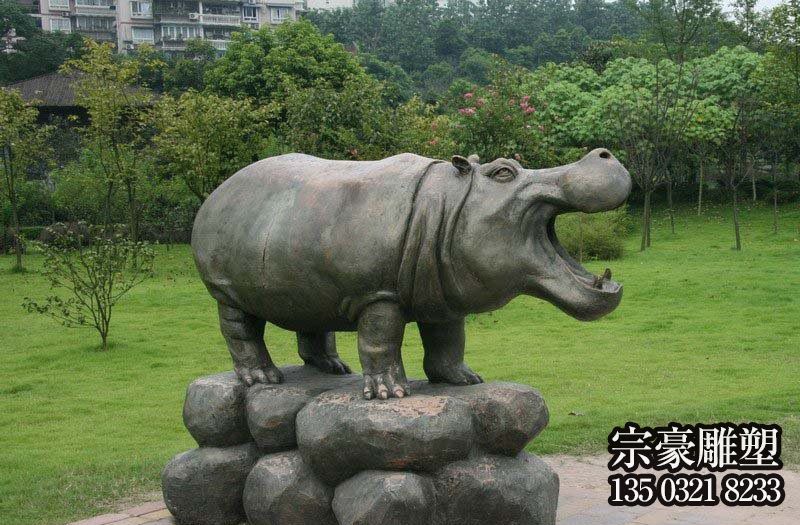 公園里擺放的一只張著嘴巴的玻璃鋼創意海馬雕塑 公園里擺放的一只張著嘴巴的玻璃鋼創意海馬雕塑