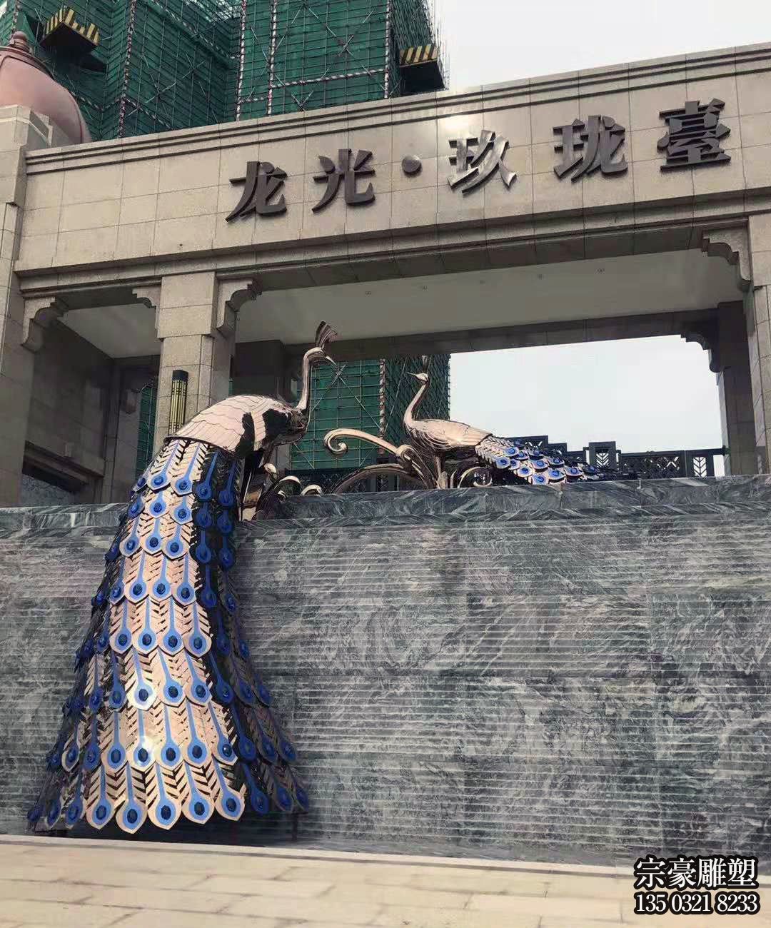 小區墻上兩只有限的不銹鋼鏤空孔雀雕塑 小區墻上兩只有限的不銹鋼鏤空孔雀雕塑