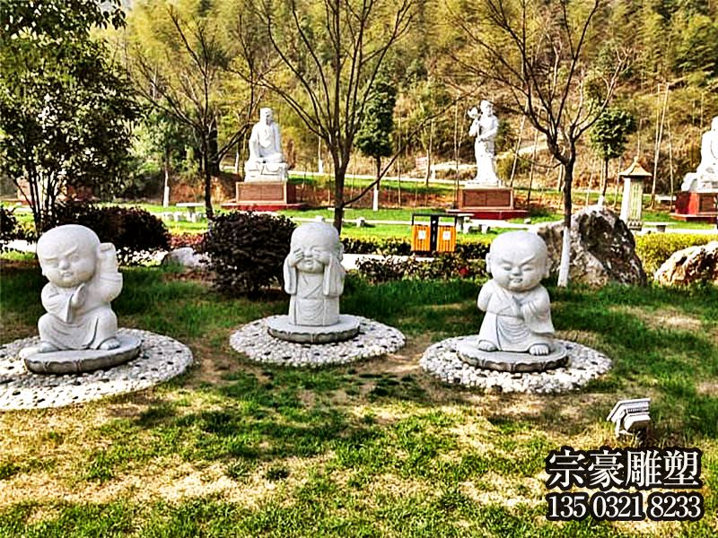 園林景區(qū)漢白玉姿態(tài)各異的和尚雕塑 園林景區(qū)漢白玉姿態(tài)各異的和尚雕塑