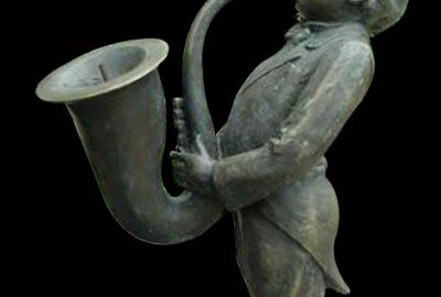 吹大號(hào)的小男孩銅雕